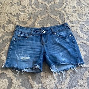 Ripped, tight fit, blue denim shorts